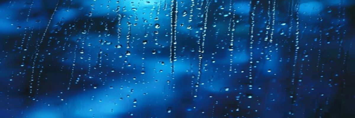 夜雨打窗的ASMR助眠音频封面，深蓝色调，雨滴在玻璃上滑落，营造安静治愈的入睡氛围