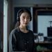 陈晓宁，ASMR音频研究专家，站立于录音室内，专业沉稳气质